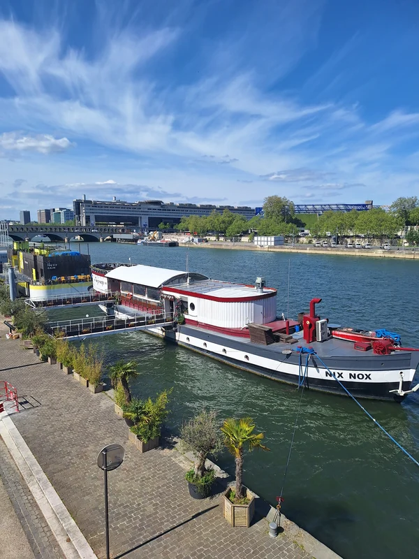La péniche Nix Nox amarrée sur la Seine, Port de la Gare à Paris